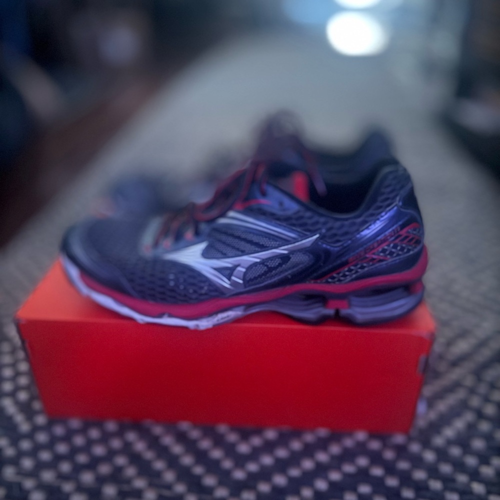 Mizuno Wave Creation 17 Running Sneakers, Men’s size 10US, Standard width